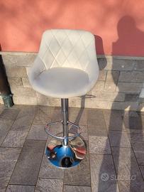 Sgabello da bar con schienale