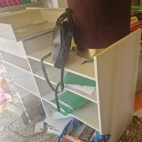 Arredi da negozio: bancone, stender abiti e pouf