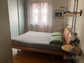 Camera matrimoniale luminosa e moderna