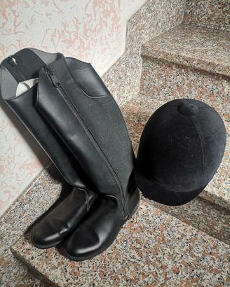 Stivali e copricapo sella inglese. 