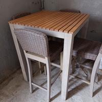 Tavolo alto con sedie