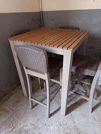 Tavolo alto con sedie