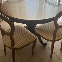 Tavolo con sedie e cassapanca angolare