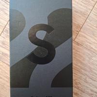 Confezione Samsung S22 nera con accessori e cover