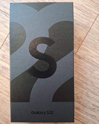 Confezione Samsung S22 nera con accessori e cover