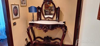 console antica con specchio