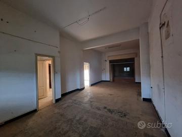 Negozio di circa 70 metri quadri , alta visibilità