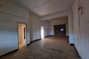 Negozio di circa 70 metri quadri , alta visibilità