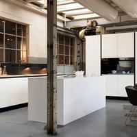 Cucina moderna con gola — Disegnata su misura