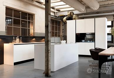 Cucina moderna con gola — Disegnata su misura