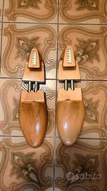 Tendi scarpe in legno