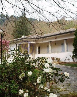 Villa di 320 m² con più di 5 locali e box auto a C