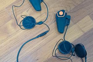 coppia auricolari e microfono moto