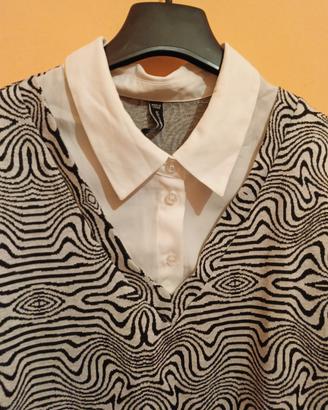 maglione bianco semplice con camicia per l'autunno