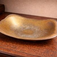 Centrotavola Art Nouveau in ottone decorato