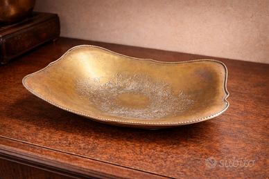 Centrotavola Art Nouveau in ottone decorato