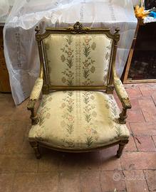 Poltrona Luigi XVI in legno intagliato e dorato