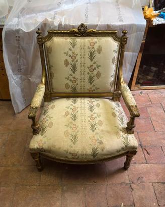 Poltrona Luigi XVI in legno intagliato e dorato