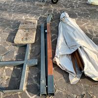 4 Ombrelloni + 2 basi di ferro e blocchi cemento.