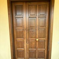 Portone di casa in legno