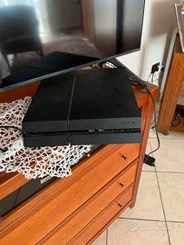 Ps4 con 11 giochi e 2 controller