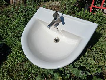lavandino con colonna miscelatore e scarico