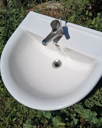 lavandino con colonna miscelatore e scarico