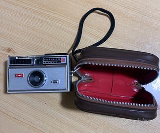 Macchina fotografica “Kodak instamatic camera 100”