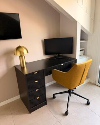 Scrivania nera e sedia - set smart working