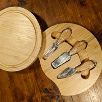tagliere in legno con coltelli formaggio