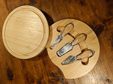 tagliere in legno con coltelli formaggio