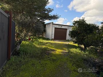 Terreno con magazzino casetta e spiazzale