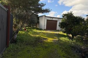 Terreno con magazzino casetta e spiazzale