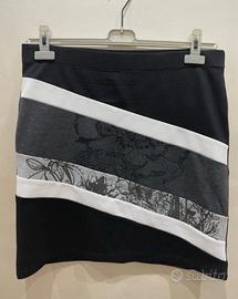 Gonna corta Desigual nera con fasce floreali