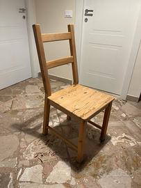 Due sedie in legno 10.00 euro