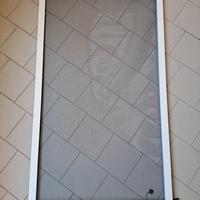 zanzariera a molla per finestra verticale 