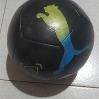palla da calcio puma originale macchiata e sgonfia