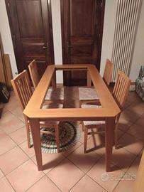 Tavolo in legno con vertro centrale