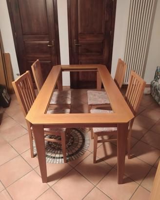 Tavolo in legno con vertro centrale