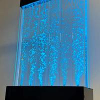 Muro d’acqua in plexiglas con LED