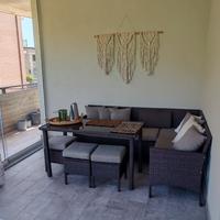 Set divano, tavolo e sgabelli