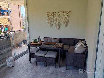 Set divano, tavolo e sgabelli