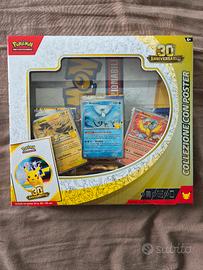 Box Pokémon con Poster 30th