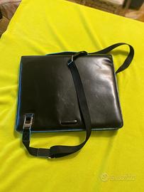 Porta documenti a tracolla PIQUADRO