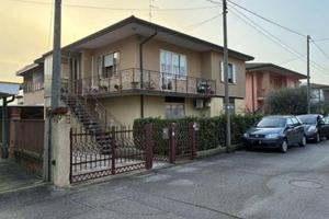 Immobile in asta di 120 m² con box auto a Montegro