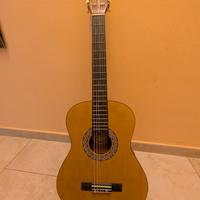 Chitarra acustica da ragazzo