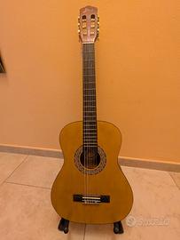 Chitarra acustica da ragazzo
