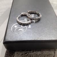 Orecchini a cerchio grandi e piccoli