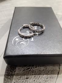 Orecchini a cerchio grandi e piccoli