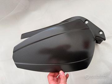 Parafango in carbonio Fullsix scarico Akrapovic V4